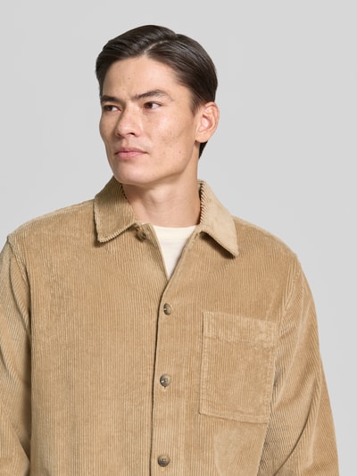 Männermodel trägt Regular Fit Hemdjacke aus Baumwoll-Mix Modell 'OTTO' von Selected in Beige mit feiner Cordstruktur, Nahaufnahme Oberkörper, Herren Freizeithemd.