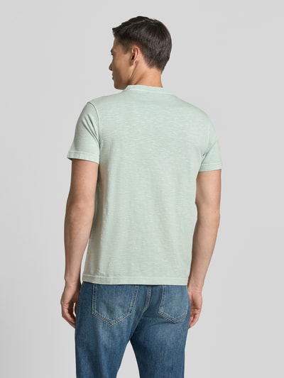 Männermodel trägt Regular Fit T-Shirt mit V-Ausschnitt von Lerros, Reine Baumwolle, Brusttasche, Logo-Stitching, Rückenlänge 68 cm, Ganzkörperansicht Rückansicht.