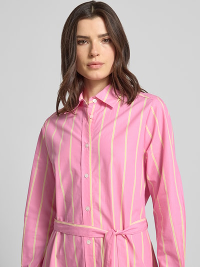 Frauenmodel trägt Hemdblusenkleid mit Bindegürtel von Lanius in Pink mit gelben Streifen aus Reine Baumwolle, Knopfleiste, Nahaufnahme Oberkörper. Rückenlänge 119 cm, Brustweite 45 cm, Ärmellänge 62 cm bei Größe 36, Gerader-Schnitt, Midikleid.