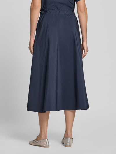 Vrouwenmodel draagt donkerblauwe, uitlopende Ausgestellter Midi-Rock met katoen model 'ALPACA' van Weekend Max Mara, volledige rugaanzicht.