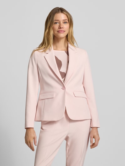 Vrouwenmodel draagt Slim Fit Blazer met reverskraag van s.Oliver BLACK LABEL in effen kleuren, twill, 1-knoopssluiting, lange mouw, voorkant hele lichaam
