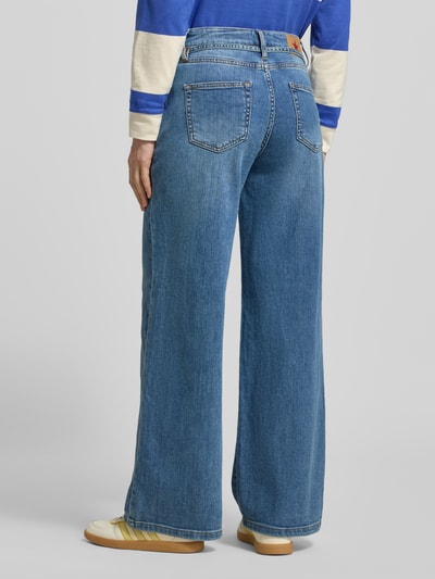 Frauenmodel trägt Wide Leg Jeans mit Bindegürtel von Buena Vista, Baumwoll-Mix, Stretch-Anteil, blaue Jeansoptik, Ganzkörperansicht Rückansicht.