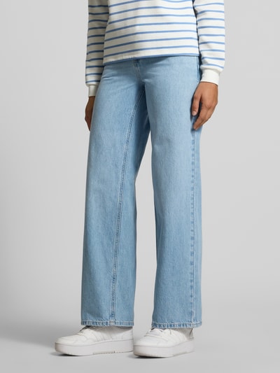 Vrouwenmodel draagt lichtblauwe loose fit jeans uit katoendenim, Loose Fit Jeans uit katoen model 'BRENDA' van ONLY, dames wide & loose fit jeans van ONLY, detailopname voorzijde.