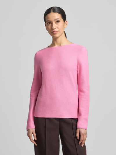 Frauenmodel trägt Regular Fit Strickpullover aus reiner Baumwolle von Marc O'Polo, Optik: Unifarben, Rundhals, Langarm, Strick, Ganzkörperansicht von vorne.