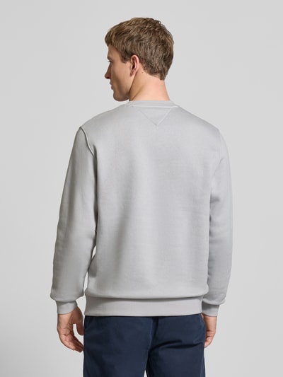 Männermodel trägt Regular Fit Sweatshirt aus Baumwoll-Mix von Tommy Jeans, Optik: Unifarben, Materialverarbeitung: Sweat, Ganzkörperansicht Rückansicht