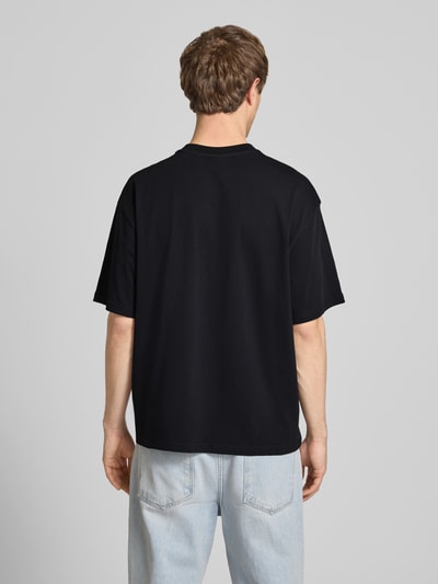 Männermodel trägt Oversized T-Shirt aus reiner Baumwolle Modell 'COOPER' von Only & Sons, Optik: Unifarben, Ganzkörperansicht Rückansicht.