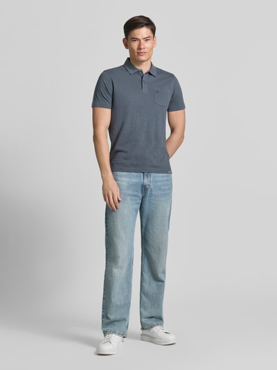 Männermodel trägt Regular Fit Poloshirt mit Brusttasche von Lerros, Reine Baumwolle, Polokragen, Logo-Stitching, Ganzkörperansicht von vorne.