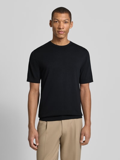 Männermodel trägt Regular Fit Strick-Shirt aus Bio-Baumwolle Modell 'TORINO' von Selected Homme, Optik: Unifarben, Feinstrick, Rundhals, Kurzarm; Ganzkörperansicht von vorne.