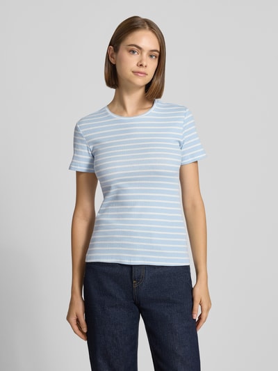 Vrouwenmodel draagt Slim Fit T-Shirt uit katoenmix Model 'RUKA' van Pieces, lichtblauw-wit streepmotief, fijne ribtextuur, ronde hals, korte mouw, effen kleuren look, Ganzkörperaanzicht van voren.