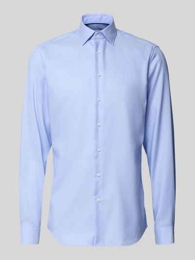 Produktfoto, Slim Fit Business-Hemd mit Kentkragen von Christian Berg Men aus Reine Baumwolle, hellblau, glatte Textur, Langärmelig, durchgängige Knopfleiste, Rückenlänge 83 cm, Schulterbreite 45 cm, Ärmellänge 71 cm, Größe 39/40
