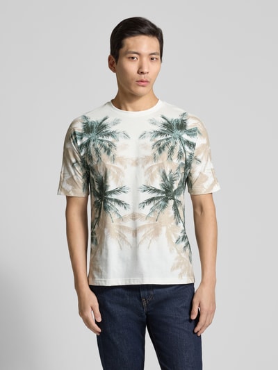 Męski model nosi Slim Fit T-Shirt mit floralem Allover-Print od Antony Morato z czystej bawełny, krój slim fit, okrągły dekolt, długość tyłu w rozmiarze M: 69 cm, nadruk palmowych liści, przód w całości, jasne barwy, pełny widok z przodu.