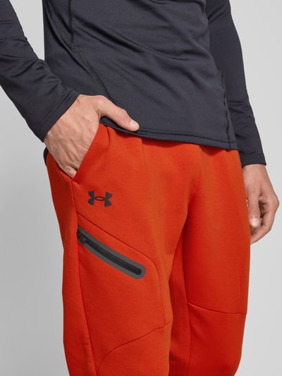 Under Armour Spodnie dresowe o kroju slim fit z nadrukiem z logo model ‘Unstoppable’ Jasnoczerwony 3