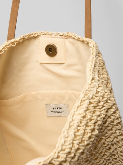Produktfoto, cremefarbener Damen Shopper mit Label-Detail Modell 'Lazey' von Barts, Hauptfach mit Magnetverschluss, Tragehenkel, strukturierte Flechtoptik, Innenfach, Breite 35 cm, Länge 39 cm, Tiefe 8 cm, Länge Schulterriemen 58 cm.