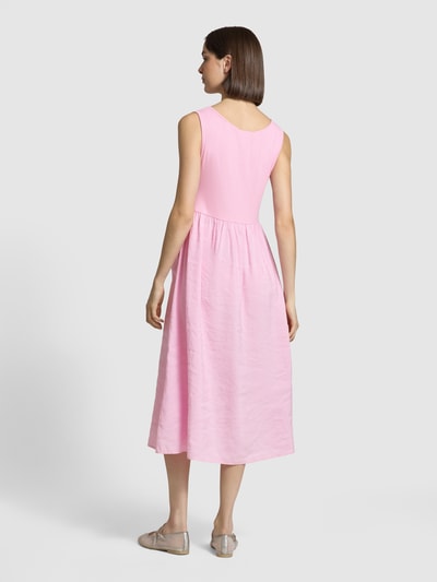 Vrouwenmodel draagt Midikleid aus Modal-Mix met opgestikte zakken van Rich & Royal in lichtroze, model in a-lijn, 2-in-1-look, ruglengte maat S 125 cm, borstwijdte 41 cm, geheellichaamsaanzicht achteraan.