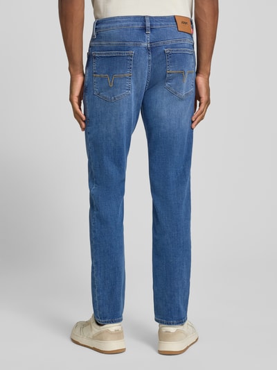 Mannelijk model draagt Modern Fit Jeans met steekzakken model 'Mitch' van JOOP!, mix van katoen en elastaan, jeans, ganzkörperansicht rückansicht. Bandwijdte maat 32/32: 42 cm, binnenbeenlengte: 78 cm.