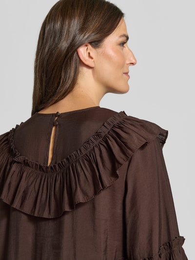 Frauenmodel trägt Minikleid aus Viskose-Mix Modell 'RIMONE' von YAS in Braun mit Volants, Struktur und Rundhalsausschnitt, Nahaufnahme Rückansicht. Damen Minikleid, A-Linie, Rückenlänge 84 cm, Brustweite 48 cm, Ärmellänge 64 cm.
