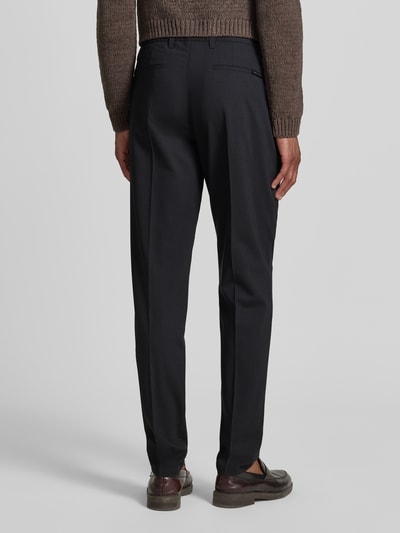 Mężczyznamodel nosi czarne spodnie o kroju tapered fit Tapered Fit Weite Hose 'MOROT JOGGER' - Marc O'Polo × DFB Travel Collection od Marc O'Polo, szerokość, gładka tekstura, kontekst: Herren Weite Hose von Marc O'Polo, widok całej sylwetki z tyłu.