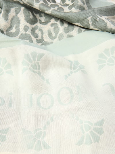 Productfoto, Sjaal met Label-Details en Franjes Model 'Ailis' van JOOP!, mix van katoen en modal, rechthoekig model, zachte textuur, lichtgroene tinten, details in labelprint en franjes, breedte 80 cm, lengte 180 cm