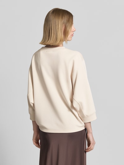 Vrouwenmodel draagt sweatshirt met ronde hals en 3/4-mouw van comma, mix van katoen en elastaan, relaxed fit, rugaanzicht