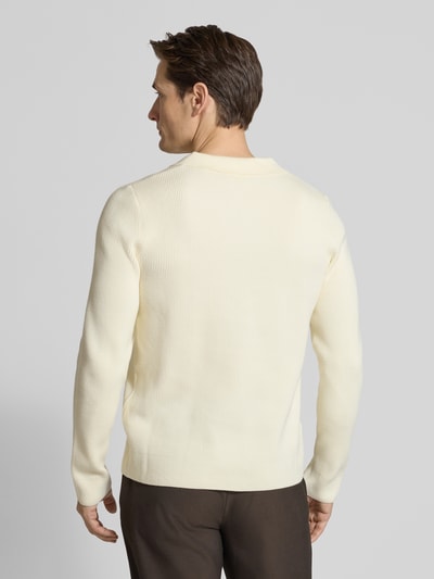 Männermodel trägt Relaxed Fit Strickpullover in Ripp-Optik von Lindbergh, cremefarben, Rückenlänge 65 cm, Ganzkörperansicht Rückansicht.