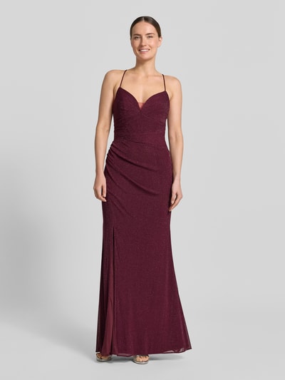 Frauenmodel trägt Abendkleid mit Herz-Ausschnitt von Laona in Dunkelrot mit feiner Raffung, Maxikleid, Spaghettiträger, Körpernahe Passform, Rückenlänge 117 cm, Brustweite 40 cm, Ganzkörperansicht von vorne.