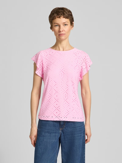 Vrouwenmodel draagt Regular Fit T-shirt met ronde hals model 'TASSA' van Vero Moda, look: effen, korte mouw met frill, stretch, vooraanzicht volledige lichaamsopname.