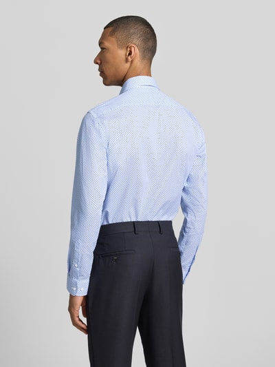 Männermodel trägt Regular Fit Business-Hemd mit Kentkragen van Christian Berg Men, blauw-wit patroon, puur katoen, ruglengte 78 cm, schouderbreedte 47 cm, mouwlengte 65 cm, afgeronde zoom, sportmanchet, knoopsluiting, zakelijk hemd, Ganzkörperansicht Rückansicht.