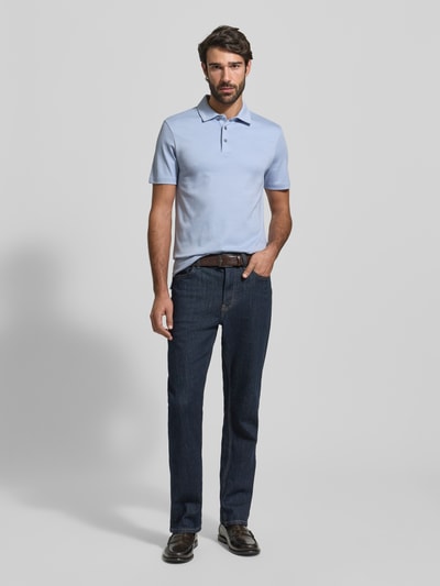 Männermodel trägt Regular Fit Poloshirt aus reiner Baumwolle Modell 'PALOSH' von BOSS, Optik: Unifarben, Label-Print, Polokragen, Kurzarm, Rumpfabschluss mit Seitenschlitzen, Ganzkörperansicht von vorne.