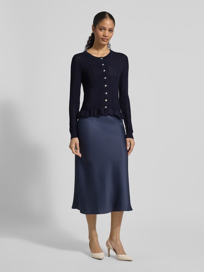 Vrouwenmodel draagt Strickjacke mit Rundhalsausschnitt und Wellensaum van Christian Berg Woman Selection, donkerblauw, materiaalmix met viscose, regular fit, knoopsluiting, golvende zoom, ruglengte maat 36: 53 cm, mouwlengte maat 36: 67 cm, geheel beeld van voren