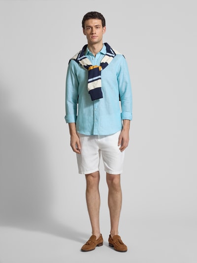 Männermodel trägt Regular Fit Freizeithemd aus Leinen-Mix von Jake*s in Hellblau, Kentkragen, mit weißer Shorts, Ganzkörperansicht von vorne.