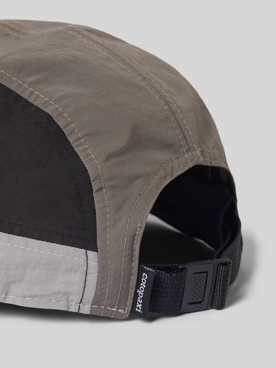 Produktfoto, 5-Panel Hat mit Logo-Print Modell 'Tech' von Cotopaxi, sichtbarer Logo-Patch, graue und schwarze Panel-Einsätze, Strapback-Verschluss