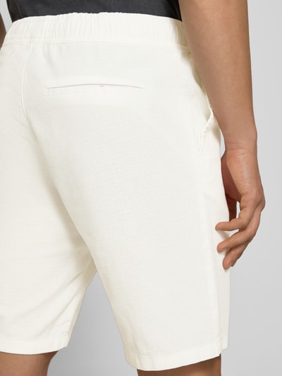 Männermodel trägt Straight Fit Shorts mit Gesäßtasche von REVIEW, Reine Baumwolle, Leinen-Optik, elastischer Bund, Detailaufnahme Rückansicht.