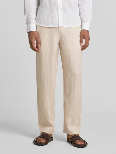 Männermodel trägt Leinenhose mit Eingrifftaschen Modell 'KARL LAWRENCE' von Jack & Jones Premium in Beige, Straight Fit, Strukturtextur, reine Leinen, Knopf- und Reißverschluss, elastischer Bund, französische Eingrifftaschen, Gesäßleistentaschen, Ganzkörperansicht von vorne.