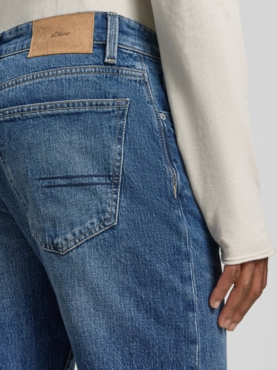 Männermodel trägt Straight Fit Jeans aus Baumwoll-Mix Modell 'Bonito' von s.Oliver RED LABEL, Detailaufnahme Hinteransicht, Herren Tapered Fit Jeans von s.Oliver RED LABEL