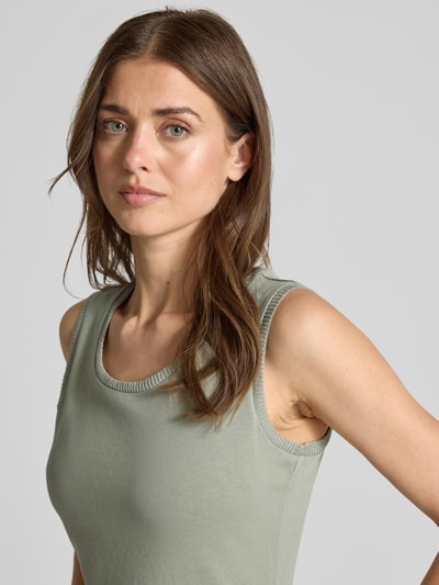 Vrouwenmodel draagt Midikleid met Rundhalsausschnitt van Oui in lichtgroen, zuiver linnen, a-lijn met steekzakken, nahaufnahme bovenlichaam