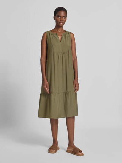 Vrouwenmodel draagt Relaxed Fit jurk met serafinohals van MORE in olijf, modalmix, mouwloos design, ruglengte maat 36: 107 cm, borstwijdte: 47 cm, geheelopname van voren.