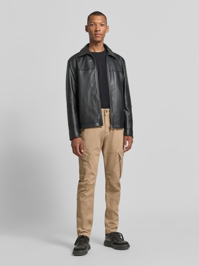 Männermodel trägt Straight Fit Cargohose aus Baumwoll-Mix von MCNEAL in Beige mit Eingriff- und Gesäßtaschen, Ganzkörperansicht von vorne.