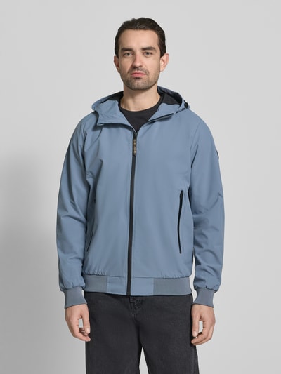 Männermodel trägt Jacke mit Reißverschlusstaschen Modell 'MATTEO' von CARS JEANS, Blau, Material-Mix mit Stretch-Anteil, Regular-Fit, Kapuze, Ganzkörperansicht von vorne.