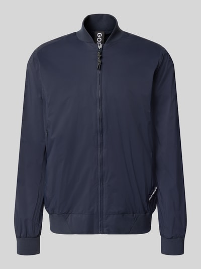 Produktfoto, Blouson mit Label-Detail Modell 'MILD' von GOFRANCK in Dunkelblau mit Stehkragen, Gerader-Schnitt, Reißverschluss, Gerippte-Abschlüsse, Rückenlänge 70 cm, Schulterbreite 45 cm, Brustweite 63 cm, Ärmellänge 71 cm, glatte Oberfläche, klare Linien