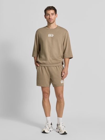 GAP Straight Fit Shorts mit Logo-Stitching Modell 'Arch' Taupe 1