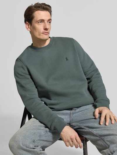 Männermodel trägt Regular Fit sweatshirt aus pure biologisch katoen Model 'BAARO FLEECE' van Armedangels, look: effen, logodetail, ronde hals, lange mouw, mouwboord en rompzoom geribd, materiaalverwerking: sweat, Ganzkörperansicht von vorne.