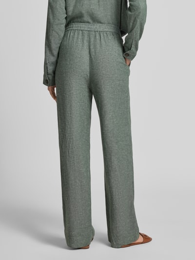 Frauenmodel trägt Leinenhose mit Kordelzug Modell 'Viana Ginia' von MSCH Copenhagen, grüner Leinen-Mix, Wide Leg, Rückansicht Ganzkörperansicht.