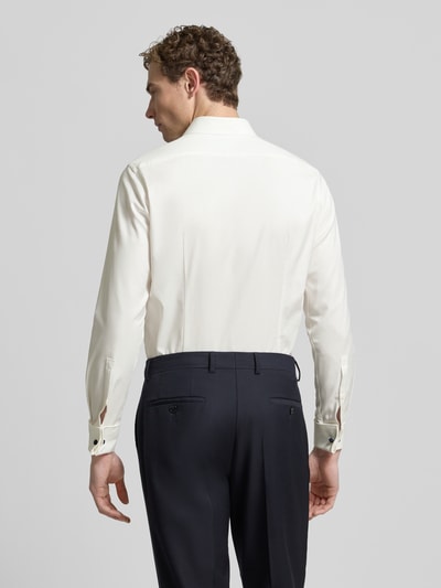 Männermodel trägt Regular Fit Businesshemd aus Twill von Jake*s in Elfenbein, reine Baumwolle, Umschlagmanschetten, Ganzkörperansicht Rückansicht.