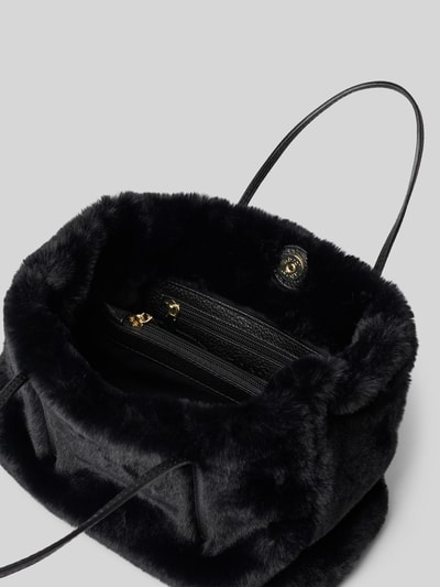 Produktfoto, zwarte bontlook, zachte textuur, goudkleurige ritsen, draagbanden, Handtasche aus echtem Leder Modell 'NOELLE' van Abro, Dames handtas van echt leer, Hoofdvak met magneetsluiting, smalle schouderband, lange draagband, bontlook, twee ritsvakken binnenin, Breedte maat 1: 28 cm, Lengte maat 1: 20 cm, Diepte maat 1: 15 cm, Lengte schouderband maat 1: 38 cm