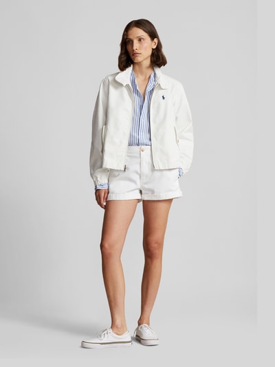 Modelka kobieca nosi Regular Fit Blouson aus reiner Baumwolle od Polo Ralph Lauren, kolor jednolity, długi rękaw, bawełna, widok całej sylwetki z przodu.