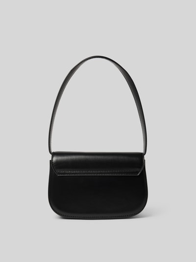 Produktfoto, schwarze Shoulder Bag mit Logo-Detail von Diesel, glatte Struktur, rechteckige Form, Überschlag, doppelter Schulterriemen, Magnetverschluss, Maße 19x14x6 cm