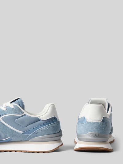 Produktfoto, Sneaker mit Logo Detail Modell 'MAXIMA' von Marc O'Polo, Mehrfarbig, Optik: mehrfarbig, Schuhspitze: Abgerundet, Applikation: Logo-Detail, Absatzform: Flach, Verschluss: Schnürung, seitliche und Rückansicht, verschiedene Blautöne mit weißer und beigefarbener Sohle, strukturierte Wildleder- und Glattleder-Texturen