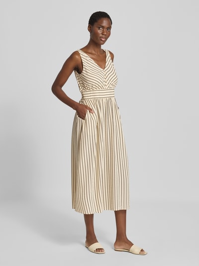 Frauenmodel trägt Midikleid aus Viskose-Mix mit kurzer Knopfleiste von zero, cremefarben mit braunen Streifen, taillierter Schnitt, V-Ausschnitt, Rückseitiger Reißverschluss, Ganzkörperansicht von vorne.