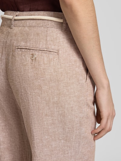 Frauenmodel trägt Hose aus Leinen-Baumwoll-Mix mit Bindegürtel von Christian Berg Woman, Eingrifftaschen, Detailaufnahme Hüfte hinten.