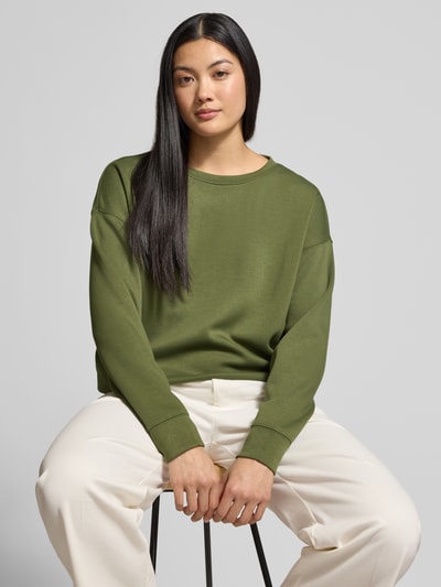 Vrouwenmodel draagt groen dames sweatshirt uit viscosemix met stretch en ronde hals, relaxed fit, Model 'Ima' van MSCH Copenhagen, Nahaufnahme Oberkörper.